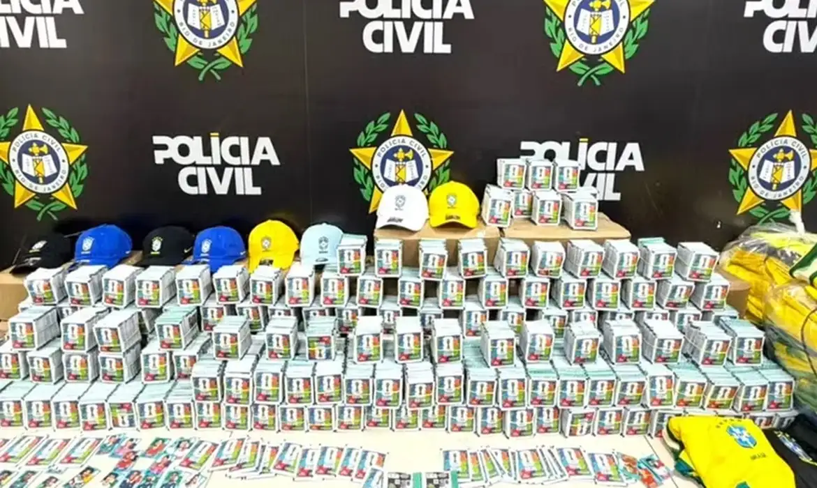 Polícia do RJ apreende mais de 200 mil figurinhas falsificadas da Copa