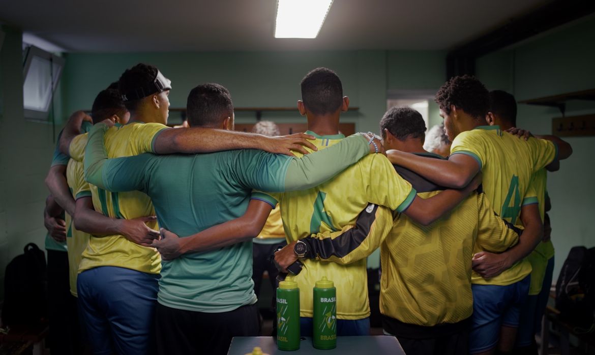 Seleção brasileira de futebol de cegos ganha destaque com exibição de filme
