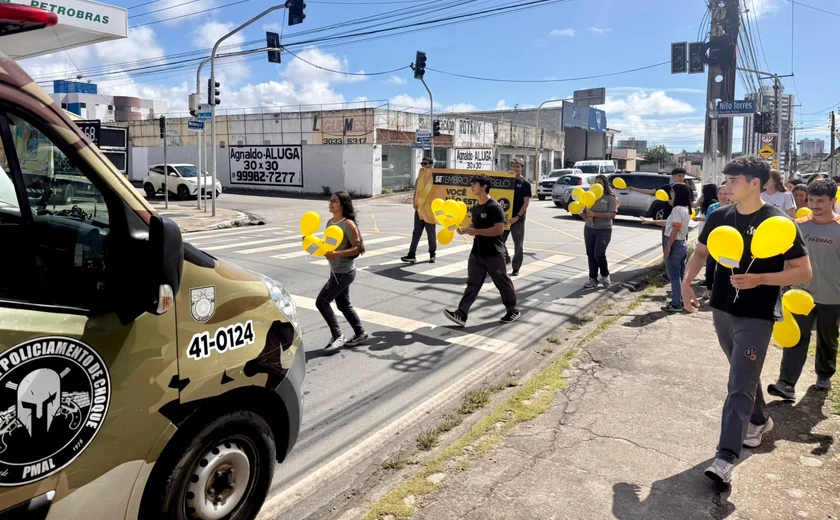 Estudantes levam mensagens de valorização da vida às ruas de Maceió