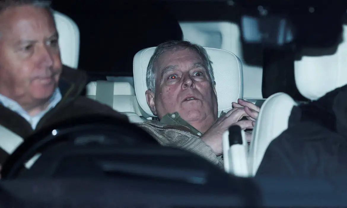 Polícia mantém buscas em mansão após liberar ex-príncipe Andrew