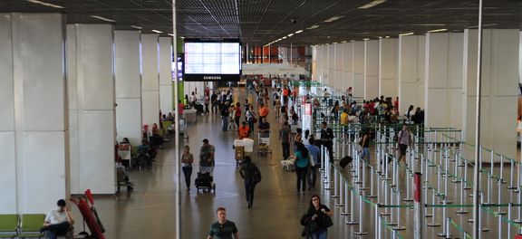 Aeroportos têm 155 voos cancelados na manhã deste sábado