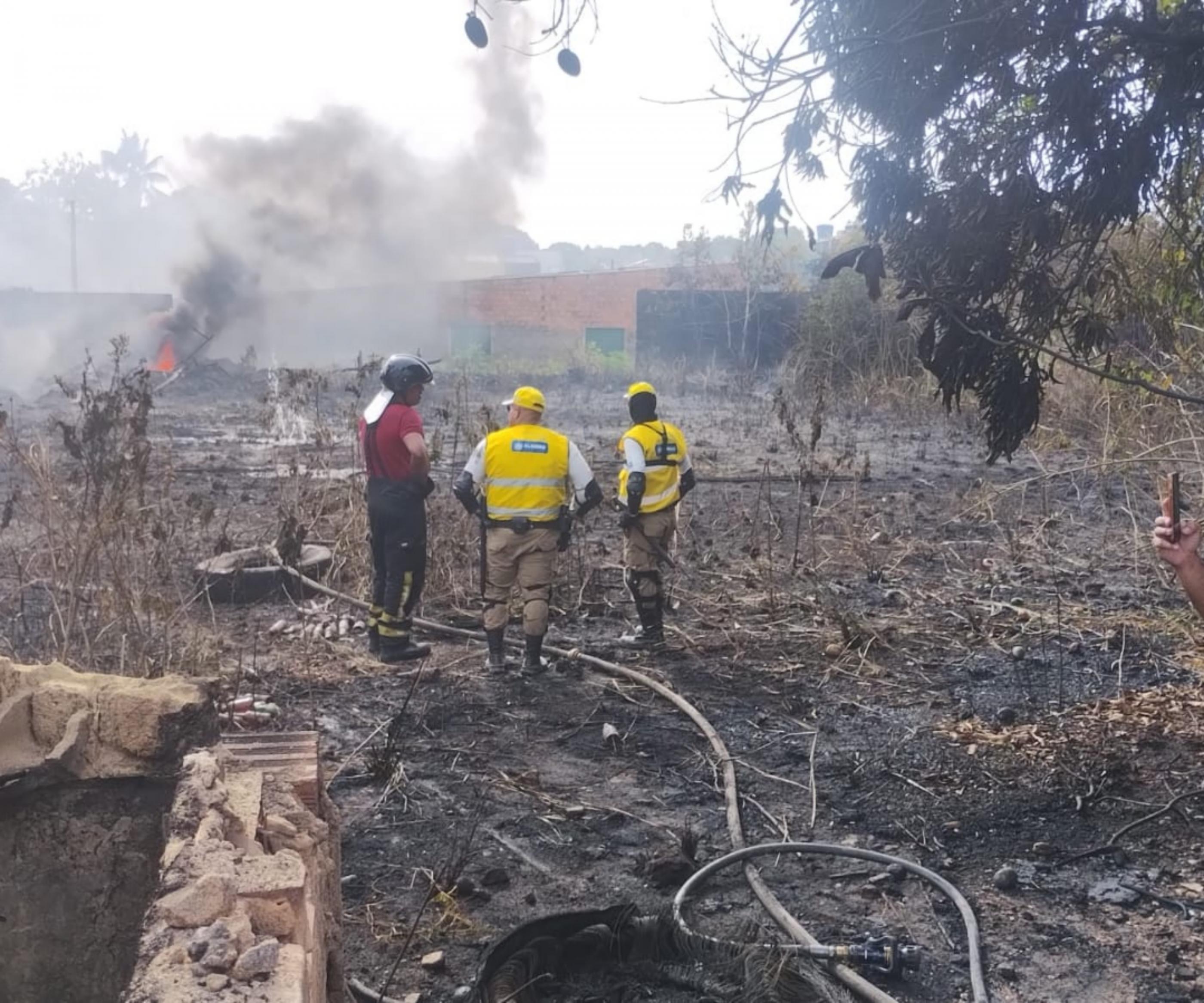 Incêndio de grandes proporções atinge chácara em Rio Largo