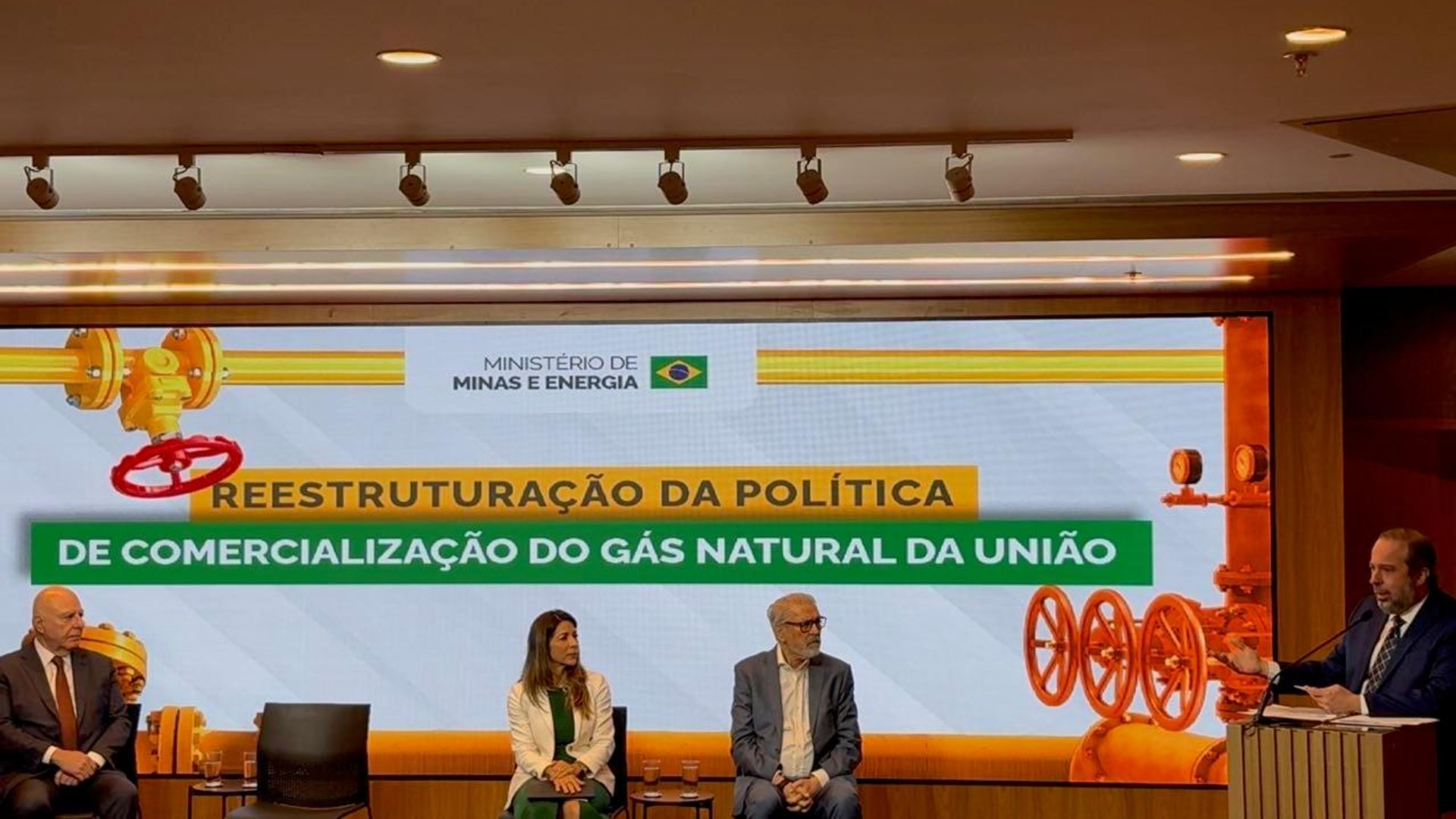 Ministro anuncia plano de redução do preço do gás natural para a indústria