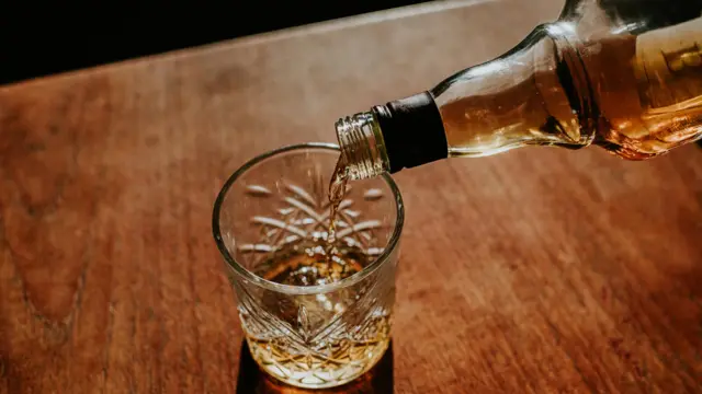 Homem já cadastrado como suspeito é flagrado furtando whisky em supermercado