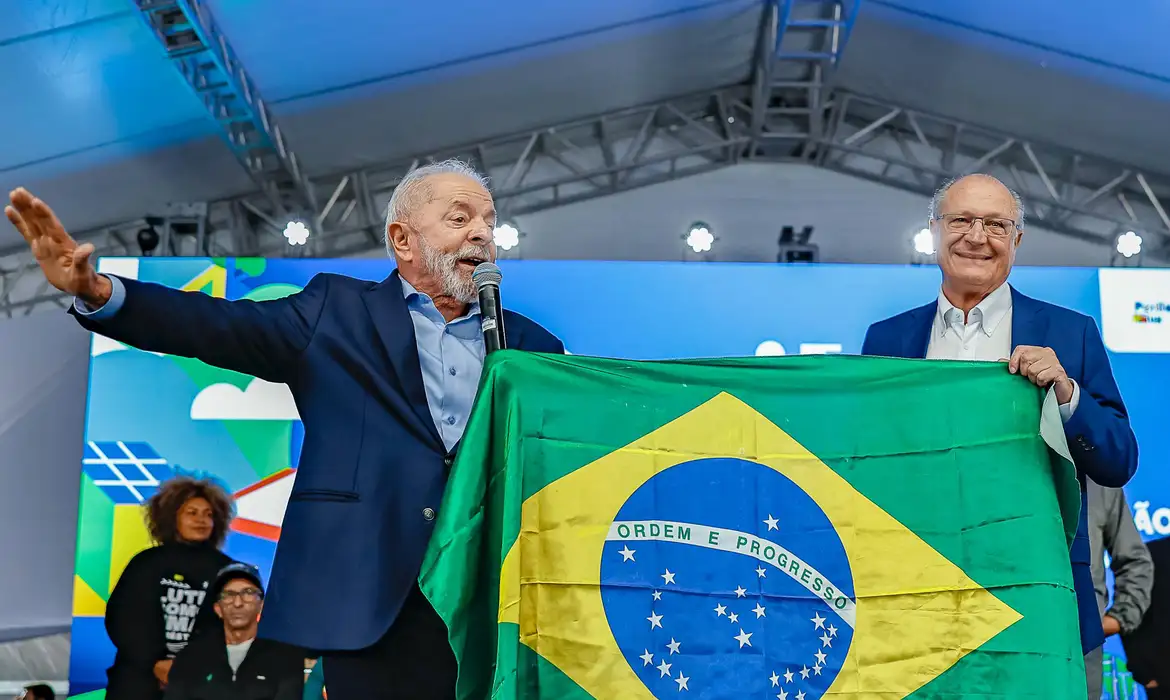 Lula chama Trump 'para conversar' e reafirma que Brasil tenta negociar