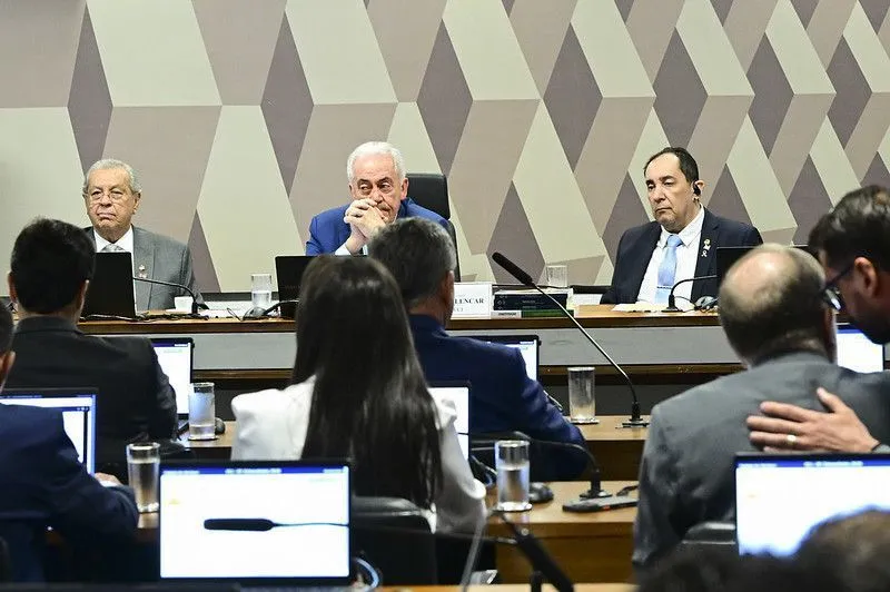 CCJ do Senado aprova PEC do fim da escala 6x1 e aguarda decisão do plenário