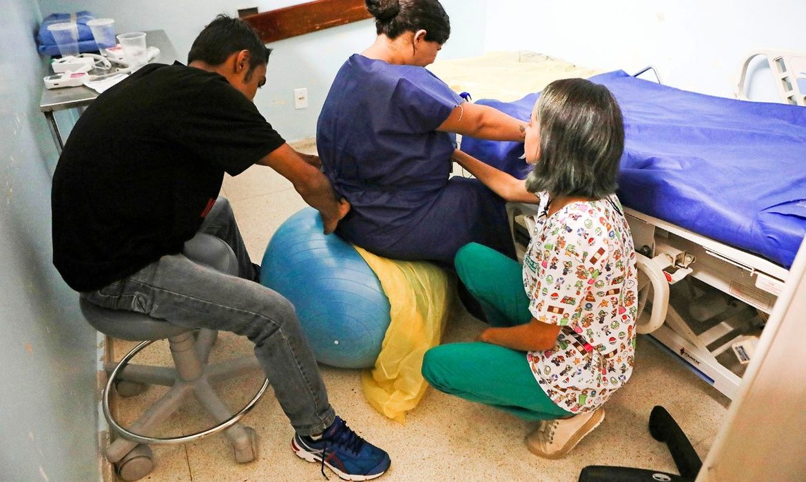 Regulamentação da profissão de doula amplia integração ao SUS