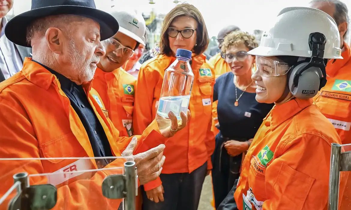 Brasil discute reserva de combustíveis diante de tensões globais