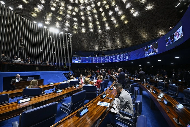 Nova lei pode fortalecer cooperativas e proteger milhares de catadores