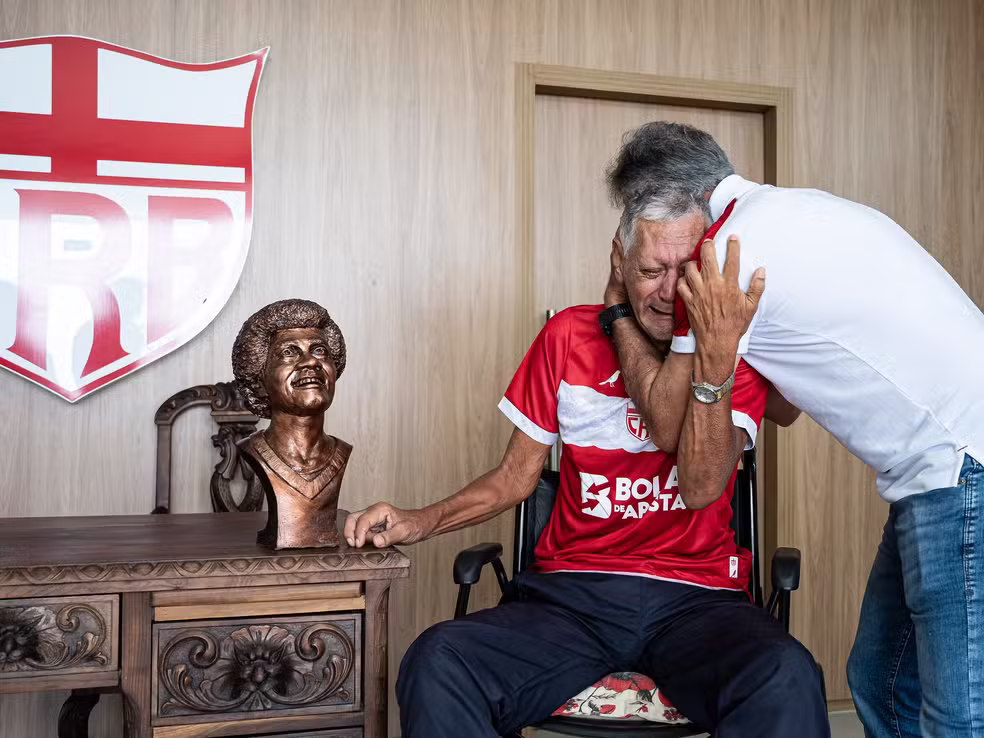Joãozinho Paulista recebe busto no CT do CRB e se emociona na cerimônia