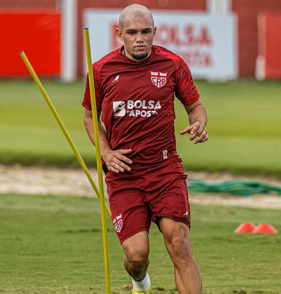 Crystopher volta a treinar e pode ser opção do CRB contra o Operário-PR