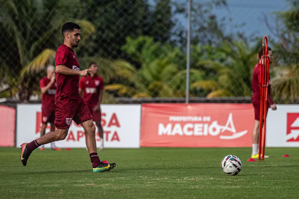 CRB perde Danielzinho contra Fortaleza e Mikael chama atenção de time português