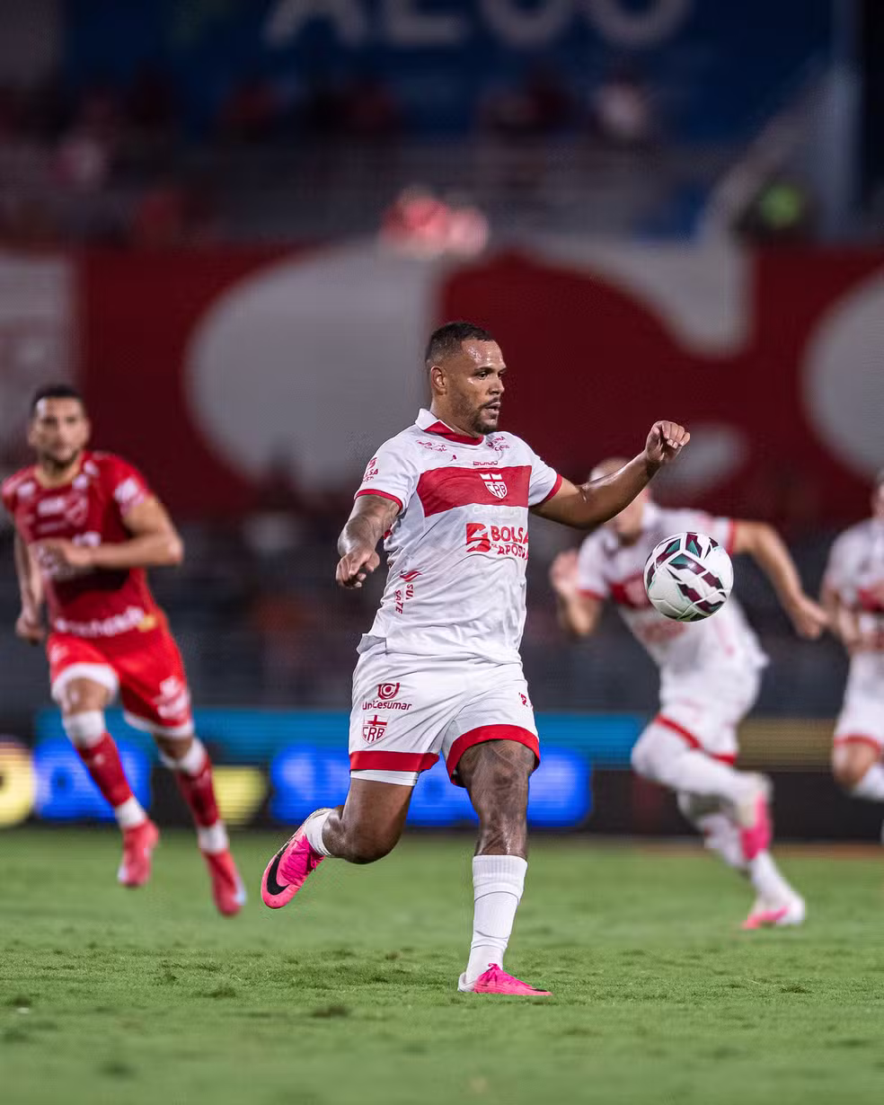 CRB derrota Vila Nova por 2 a 0 e encosta no G-6 da Série B