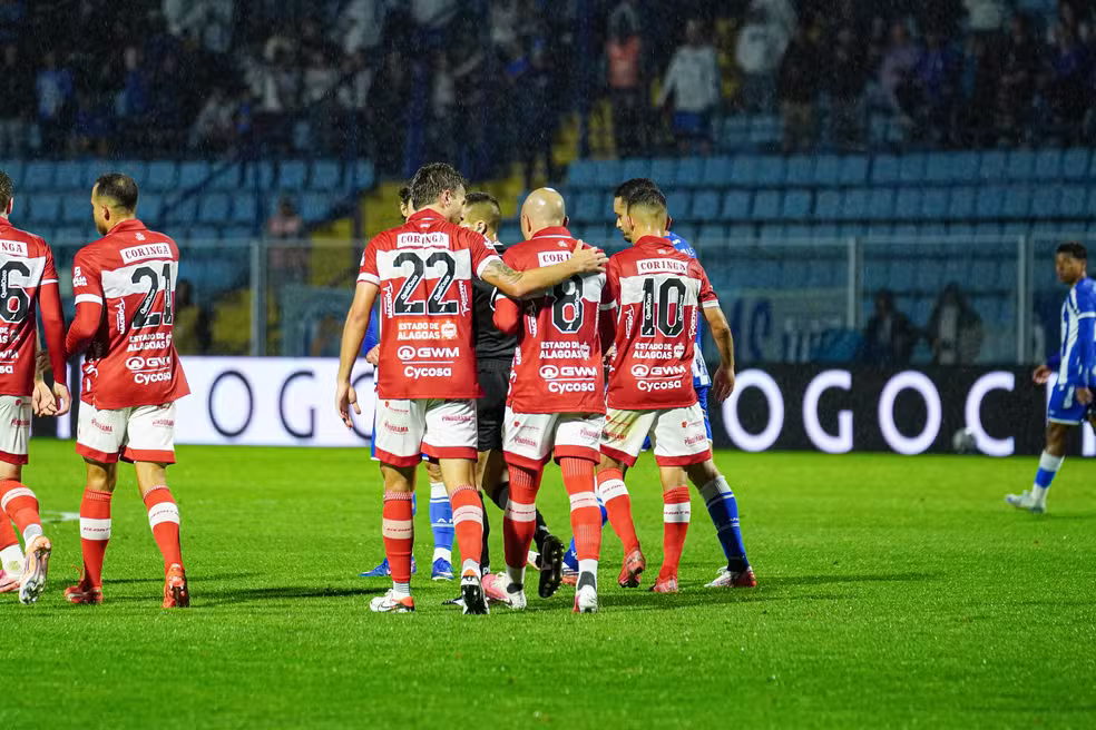 CRB vence o Avaí na Ressacada e se aproxima do G-6 da Série B