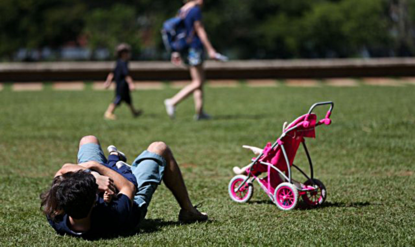 Pais estão menos presentes na criação dos filhos, revela estudo