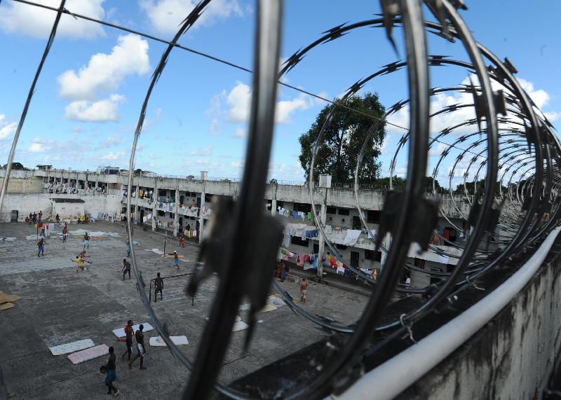 Presídios intensificam combate à entrada de itens proibidos para facções criminosas