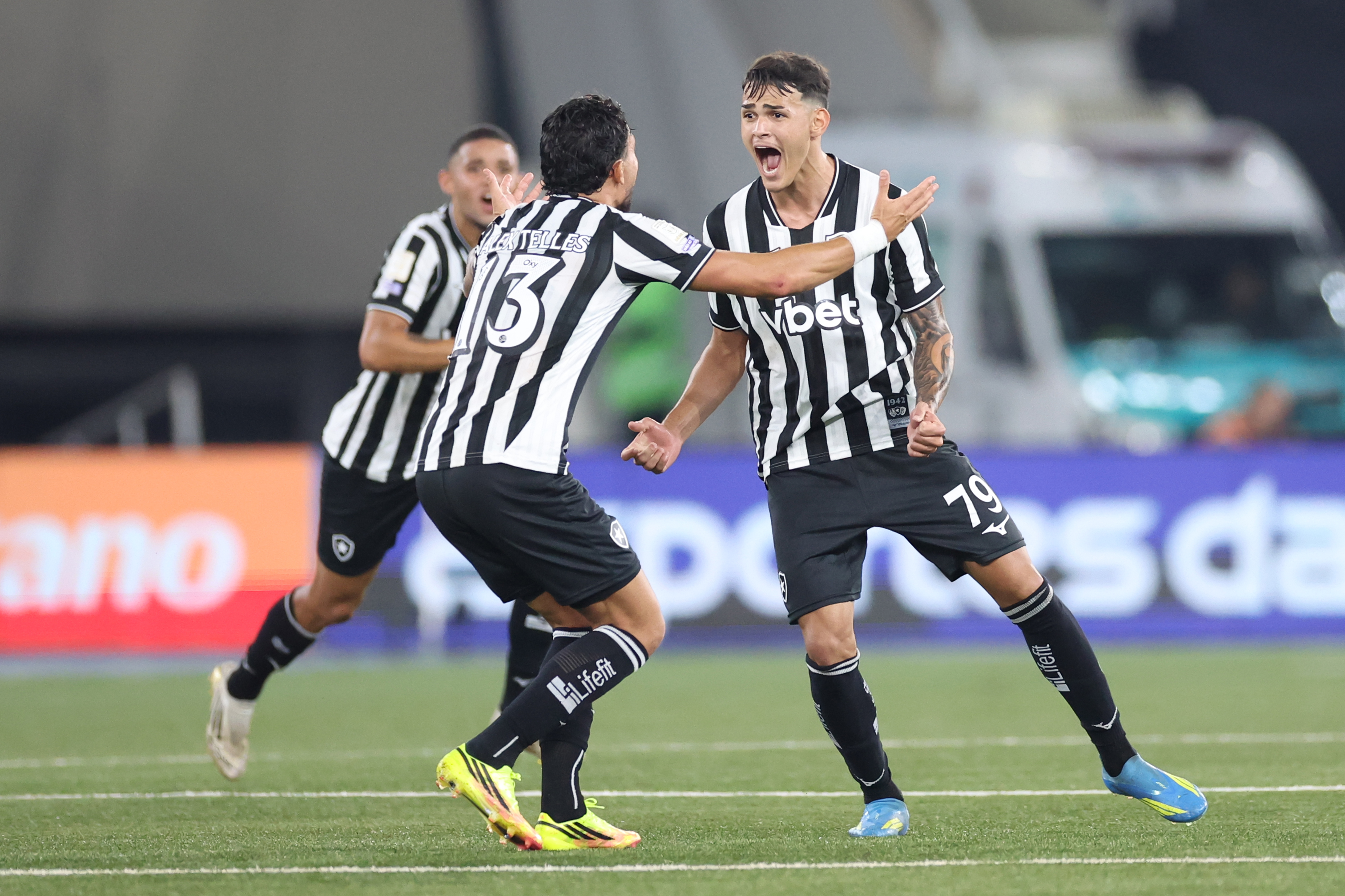 Botafogo vence Santos com gol no último lance na retomada do Brasileirão