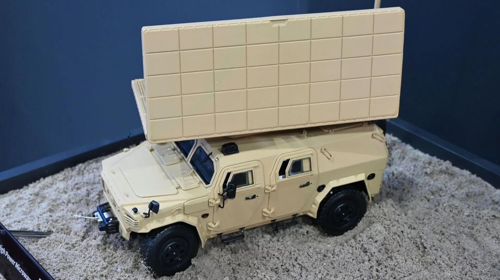 Sistema chinês de micro-ondas reforça defesa contra enxames de drones