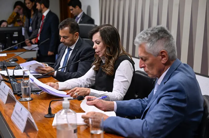 Comissão aprova medida que assegura reajuste de piso salarial de professores