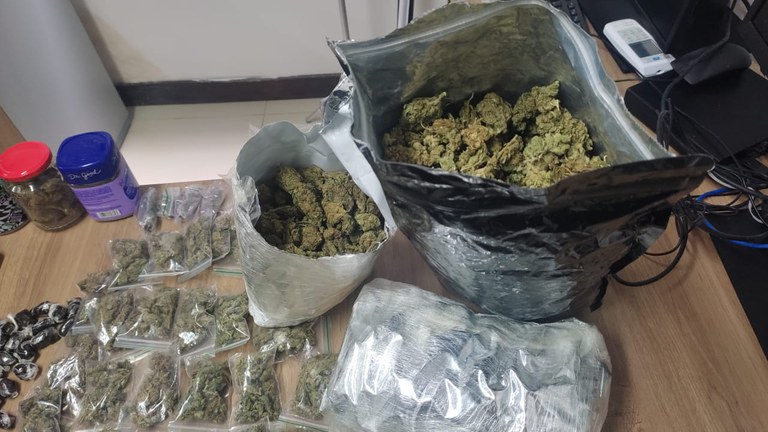 Polícia prende motoboy que fazia 'delivery de drogas' em Maceió