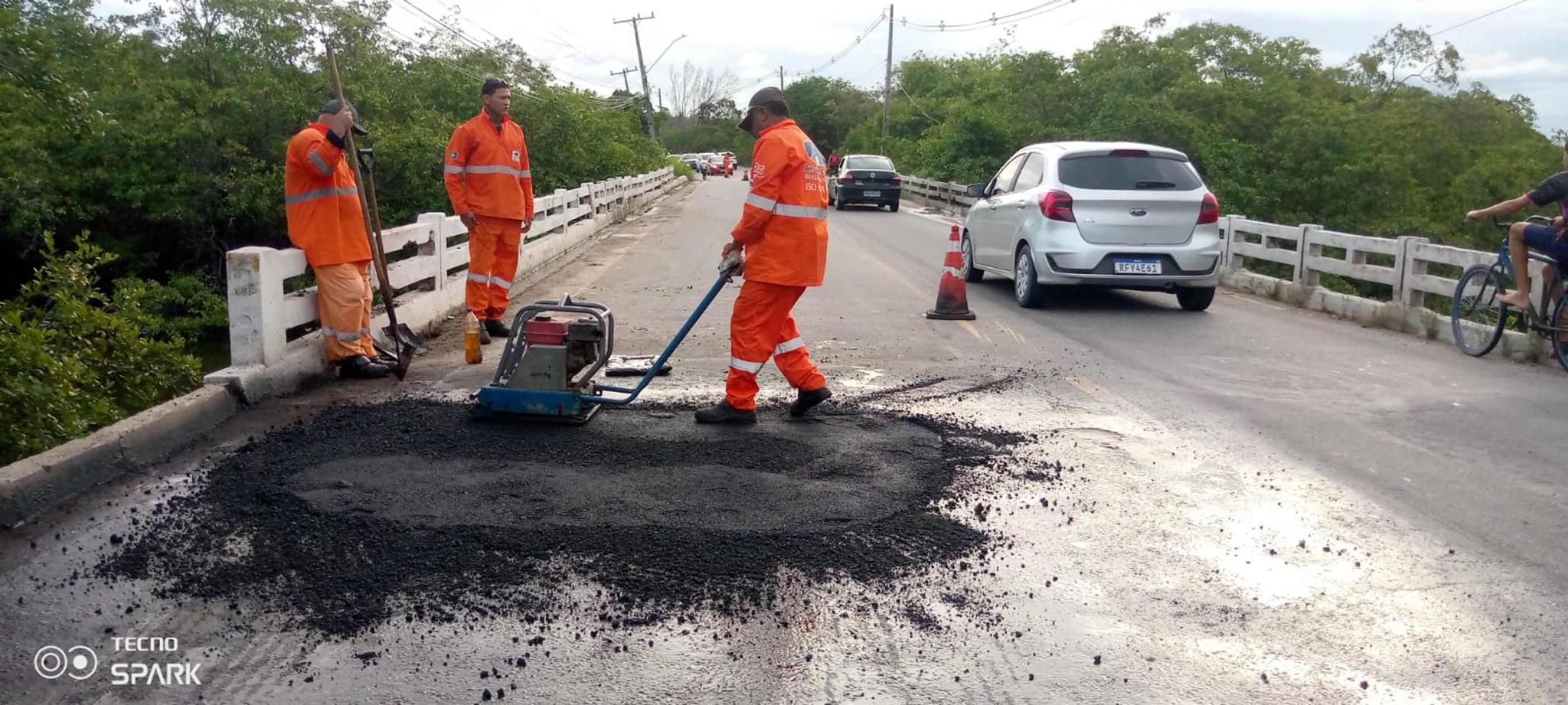 DER finaliza reparo em cratera na AL-101 Norte e libera tráfego