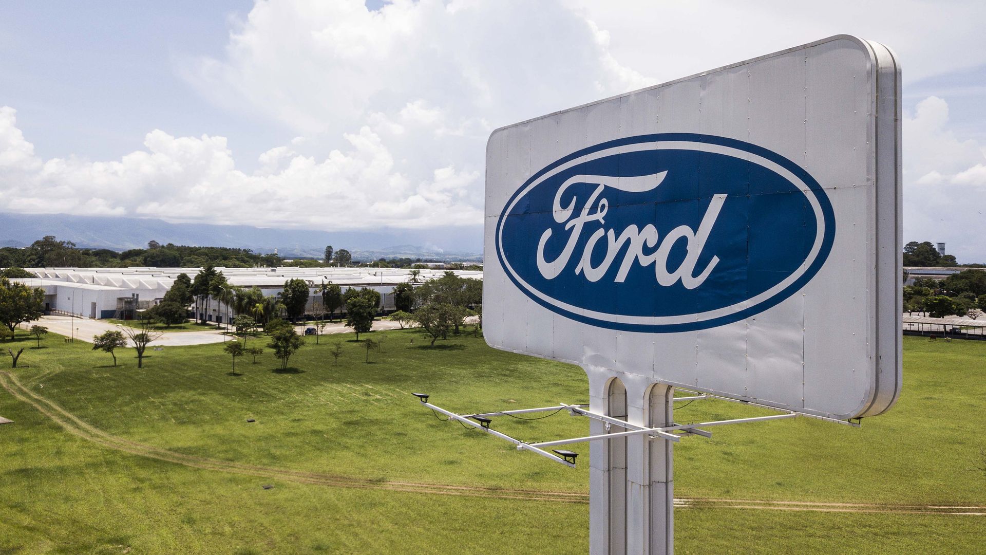 Pressão dos EUA sobre parcerias da Ford com empresas chinesas acende alerta