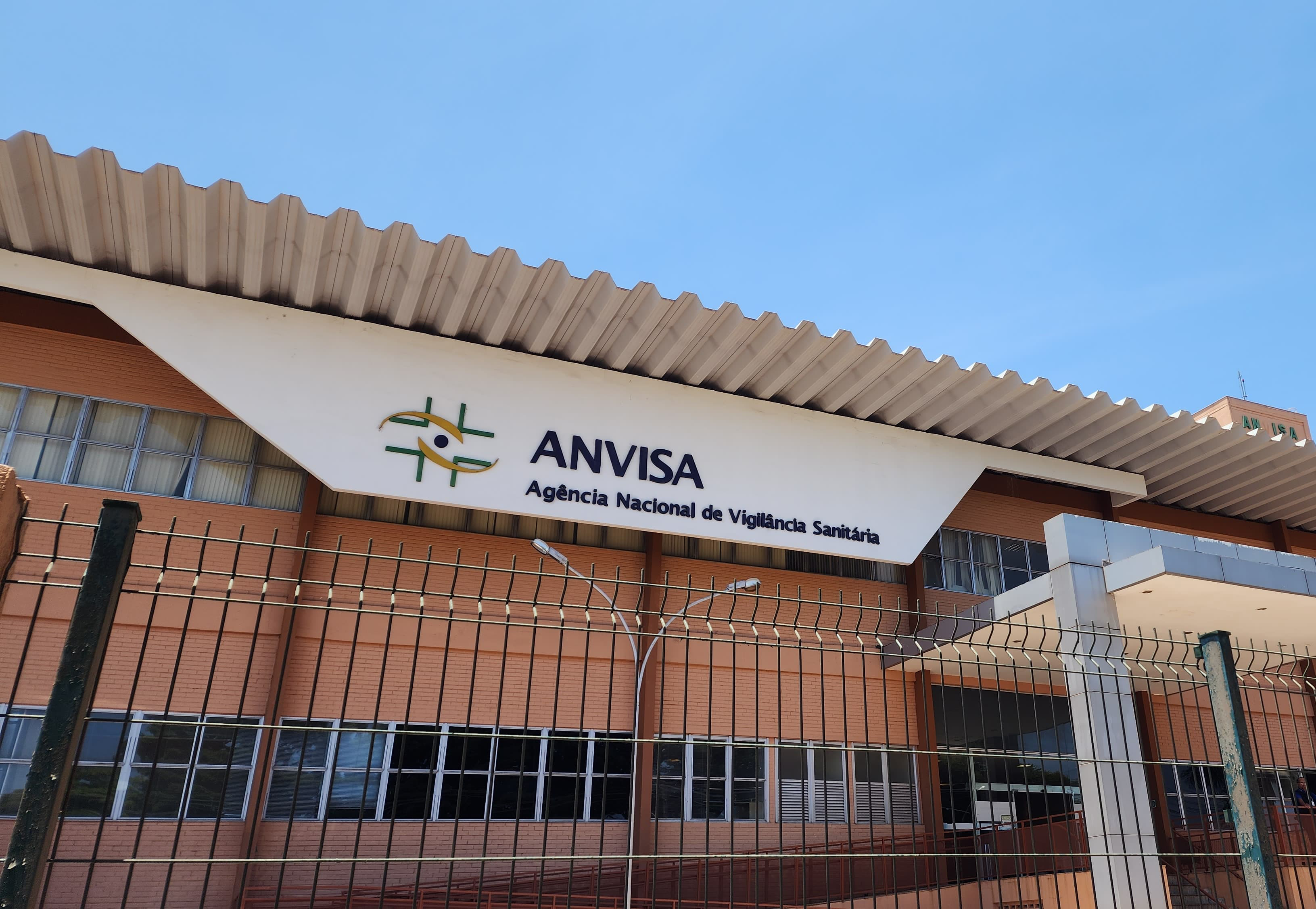 Anvisa proíbe fabricação e venda de cosméticos sem registro