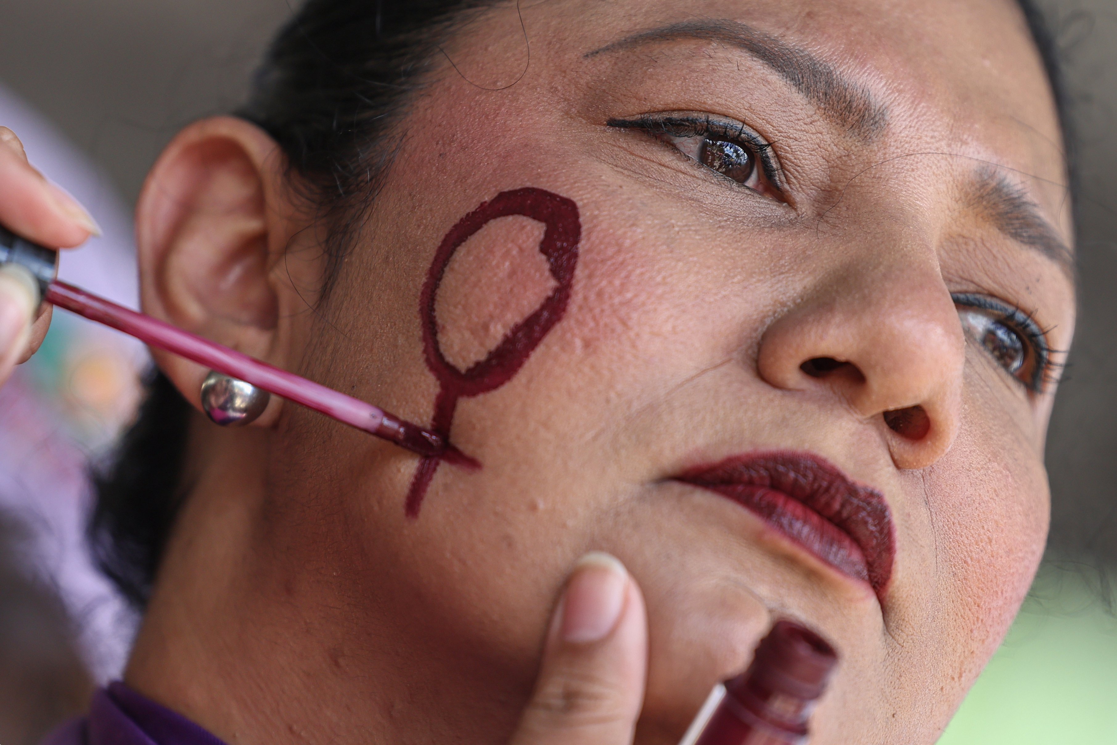 Agressões políticas contra mulheres aumentam durante mês de conscientização