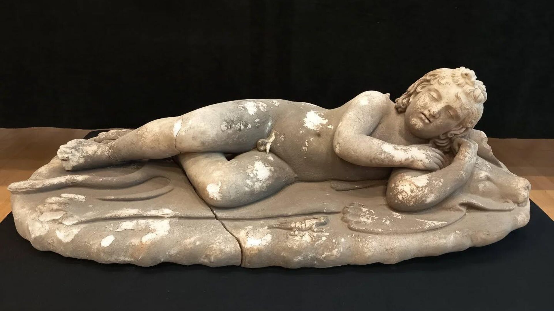 Arqueólogos encontram escultura romana do 'Cupido Adormecido' na Croácia