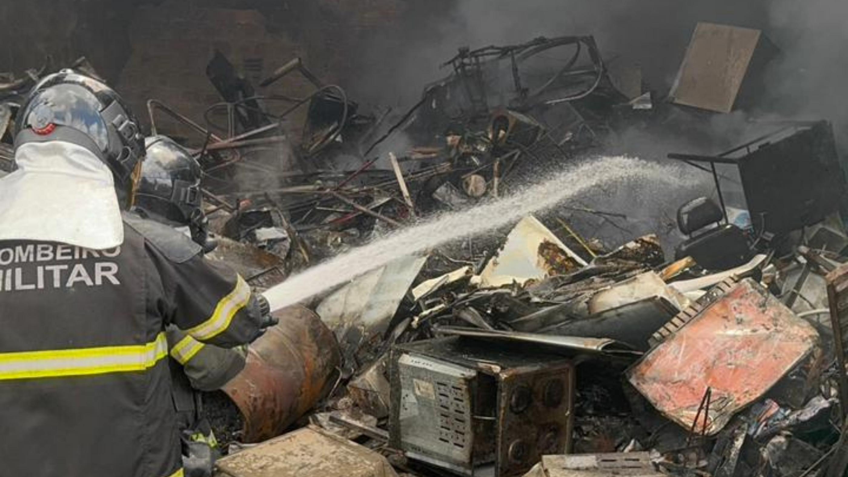 Bombeiros controlam incêndio de grandes proporções em ferro-velho de Arapiraca