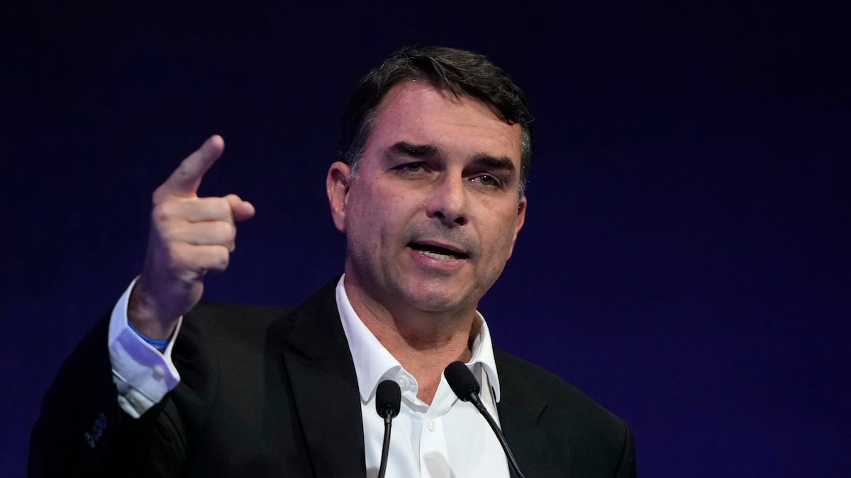 Flávio Bolsonaro é recebido com protestos durante agenda em São Paulo
