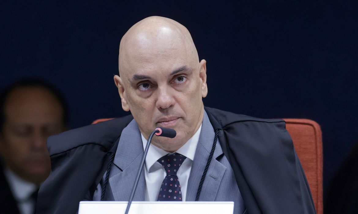 Moraes solicita parecer da PGR sobre inclusão de Jair e Flávio Bolsonaro em inquérito