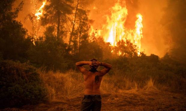 Ilha de Eubeia, na Grécia, é tomada por incêndios florestais; Veja Imagens