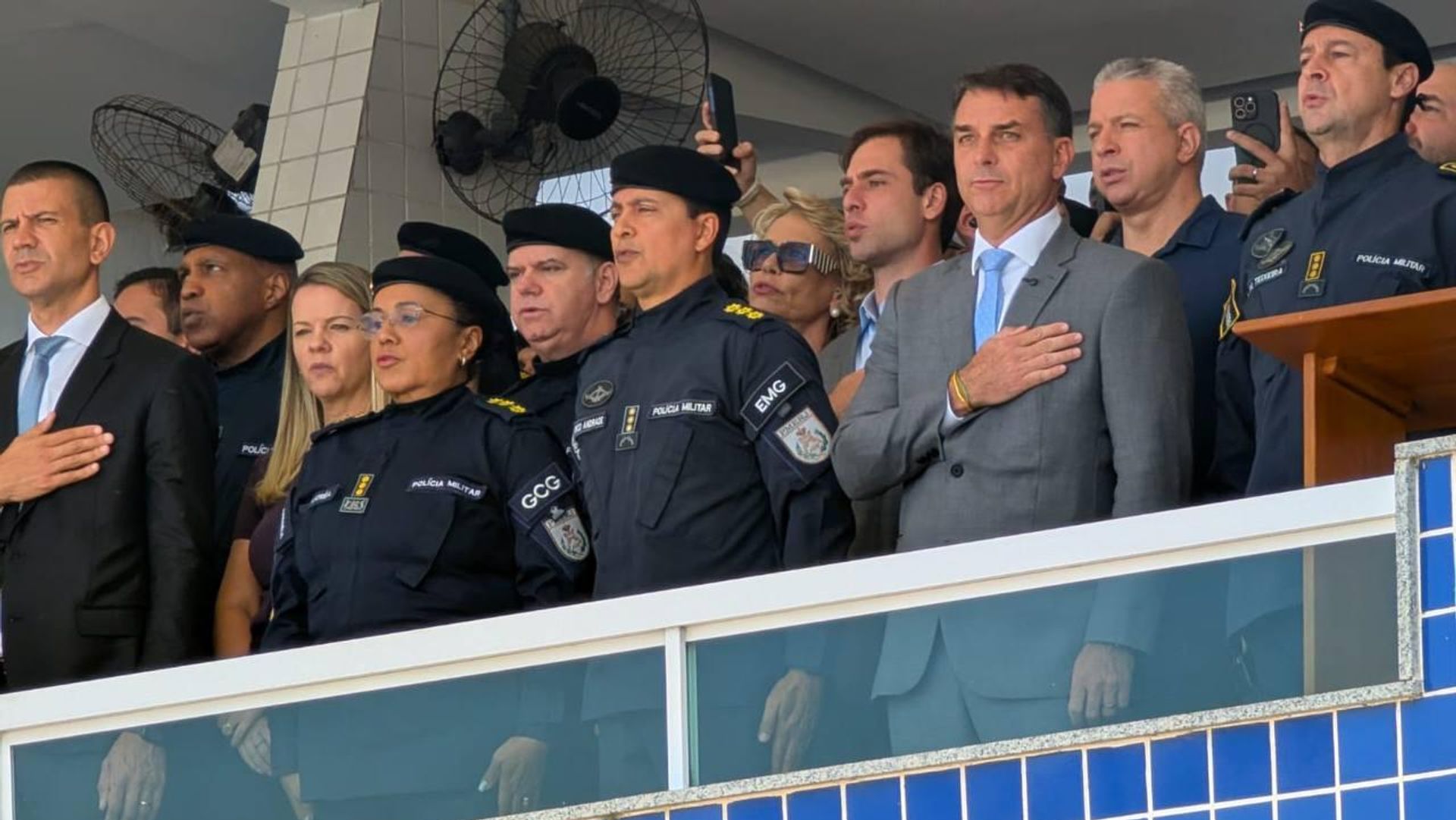 Flávio Bolsonaro nega ligação com Vorcaro em viagem de avião e critica ação