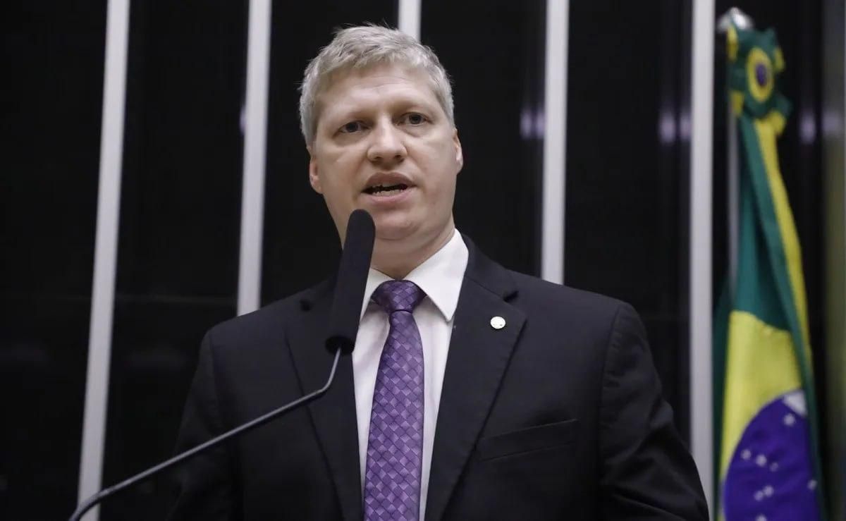 Van Hattem protocola pedido de impeachment contra Zanin após prorrogação da