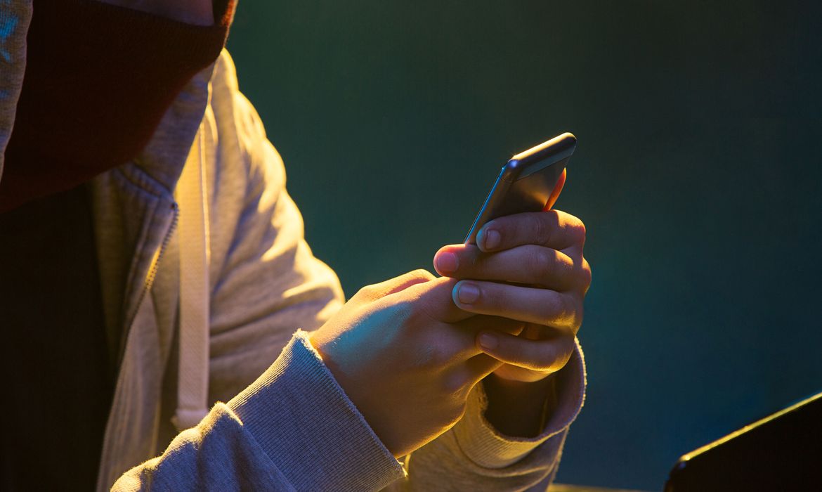 Levantamento aponta 173 vítimas de deepfakes sexuais em escolas brasileiras