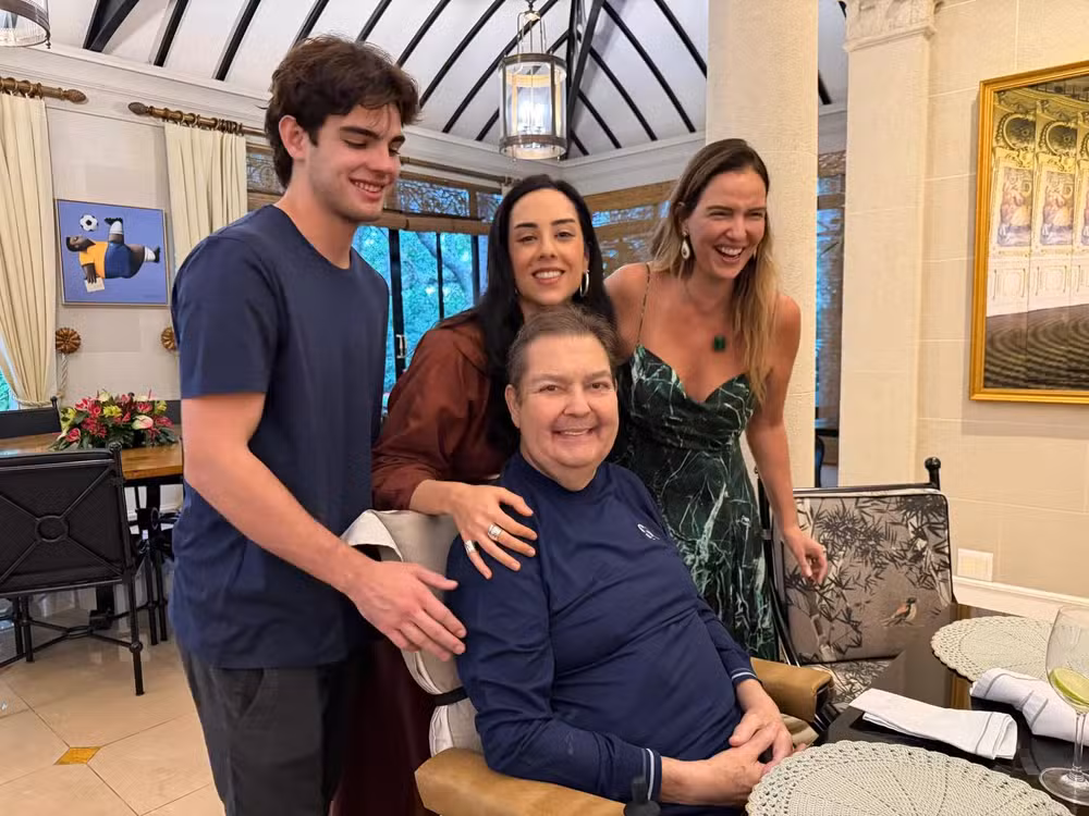 Faustão recebe alta após internação para retirada de sonda gástrica