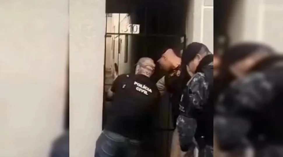 Homem é preso por se masturbar na janela após denúncias de vizinhas