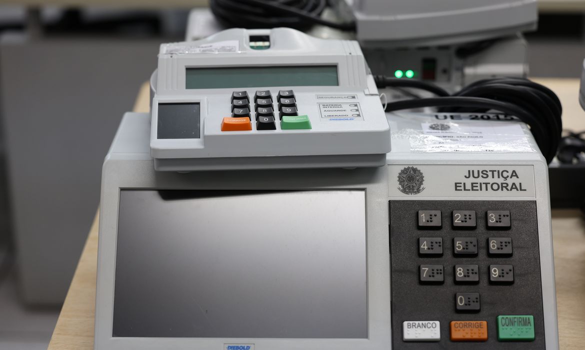 Pesquisa revela que fake news sobre eleições têm como principal alvo as urnas