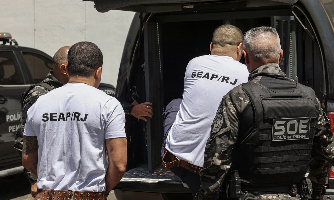 Chefes do Comando Vermelho são transferidos para presídios federais, no Rio