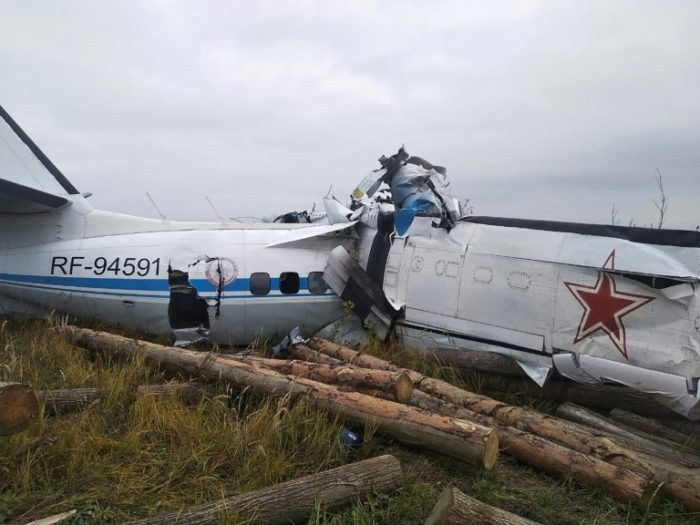 Avião cai e deixa pelo menos 16 mortos na Rússia
