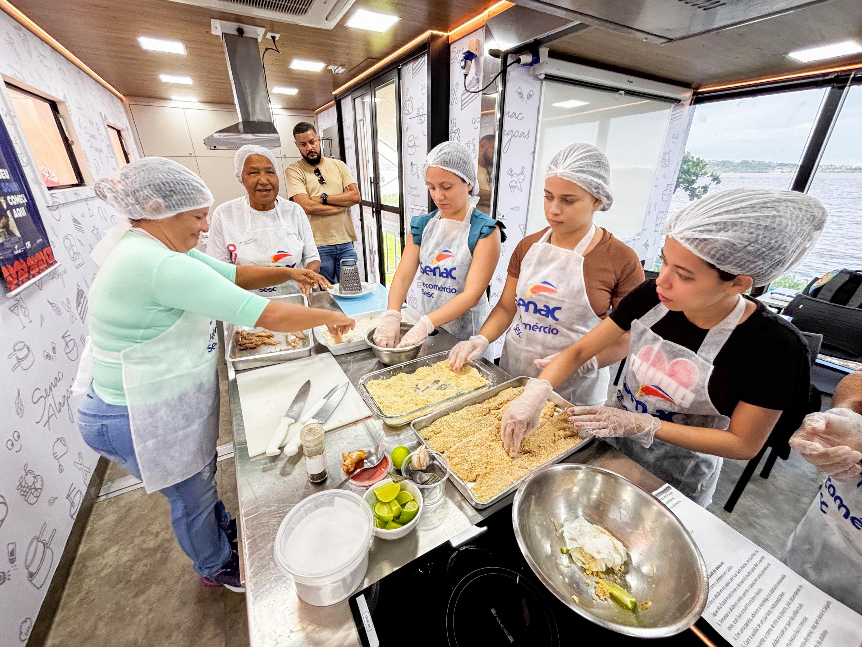 Escola do Turismo leva curso gratuito de gastronomia a São Sebastião