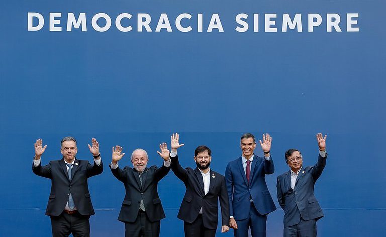 Lula e outros líderes convocam instituições em defesa da democracia