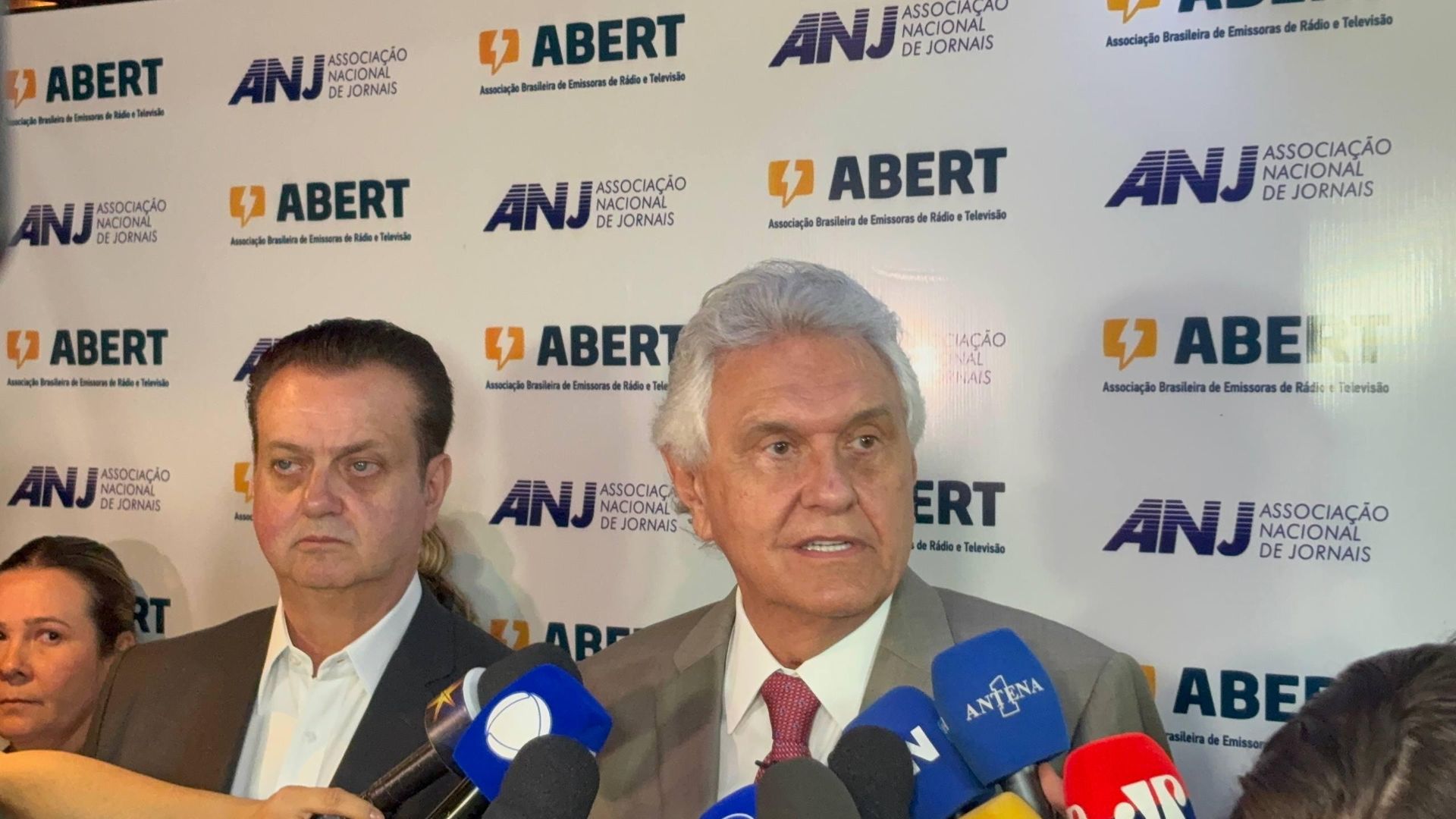 Caiado e Kassab criticam Flávio Bolsonaro após ato com Milei