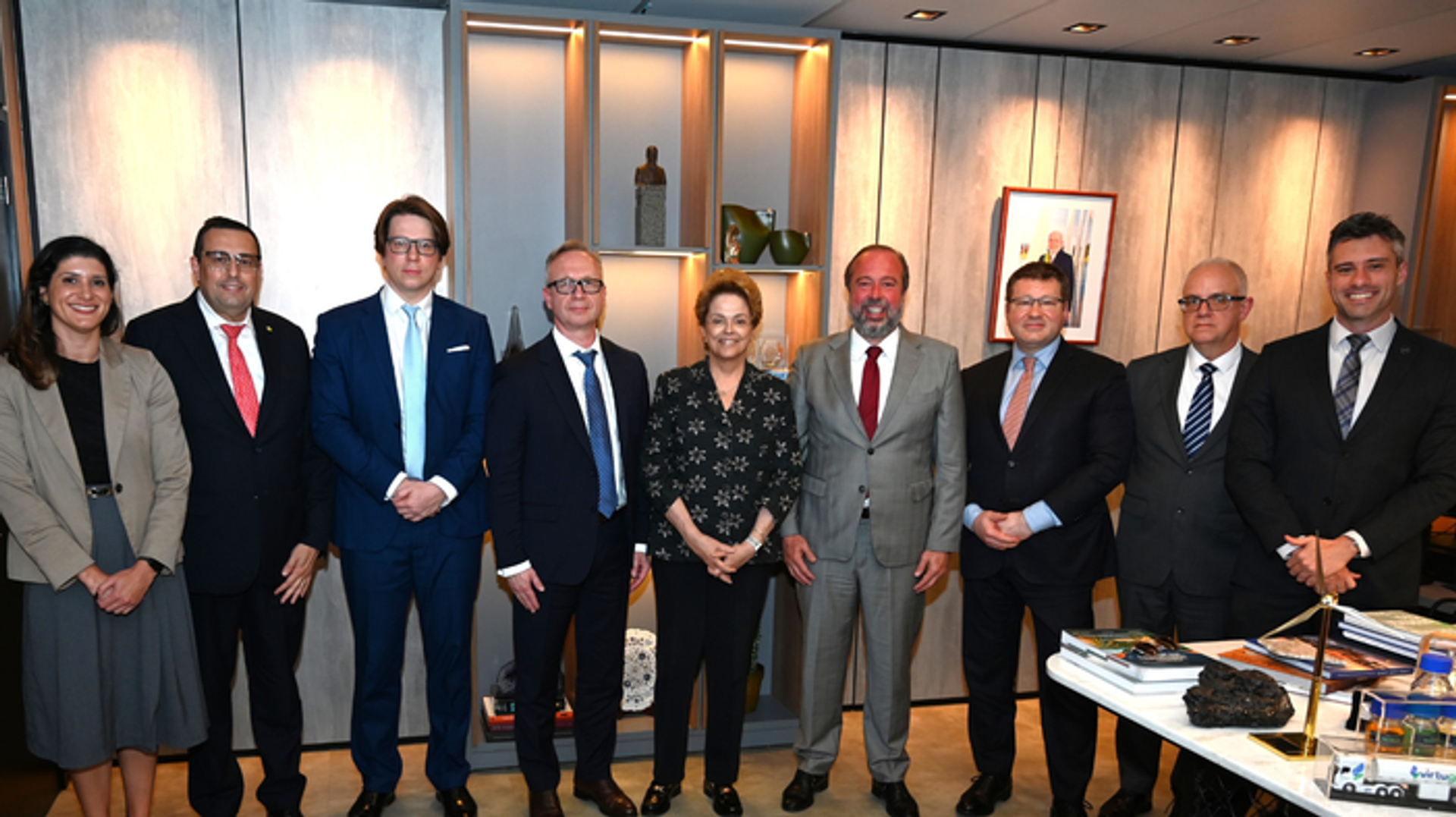 Dilma e ministro discutem ampliar parcerias energéticas com Banco do BRICS