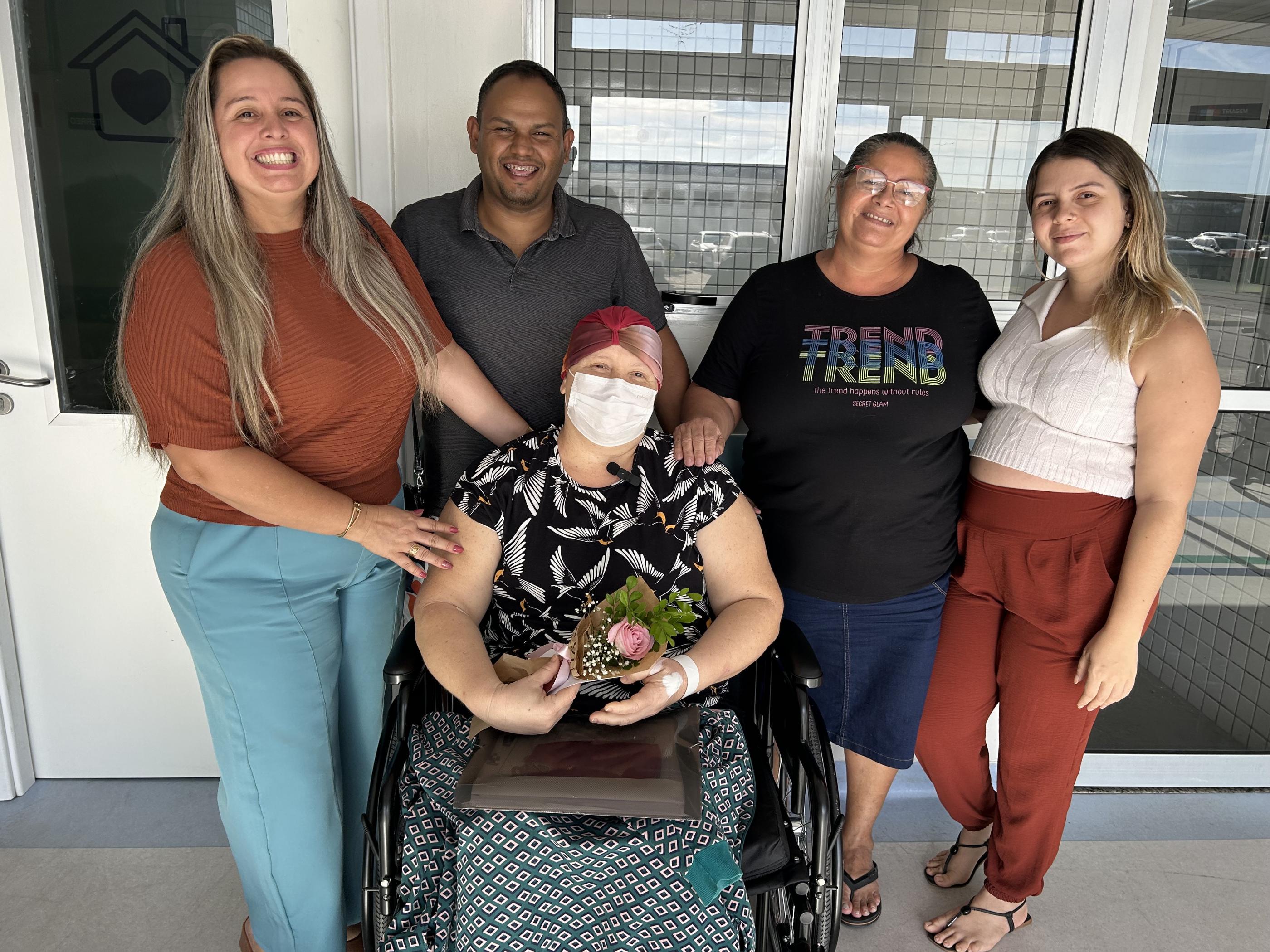 Pacientes celebram o fim da quimioterapia no Centro de Oncologia do Hospital Metropolitano