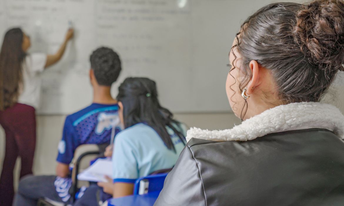 Nascidos em maio e junho recebem parcela do Pé-de-Meia nesta quarta