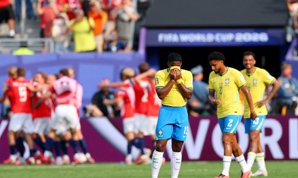 Eliminação do Brasil na Copa do Mundo domina capas de jornais pelo mundo