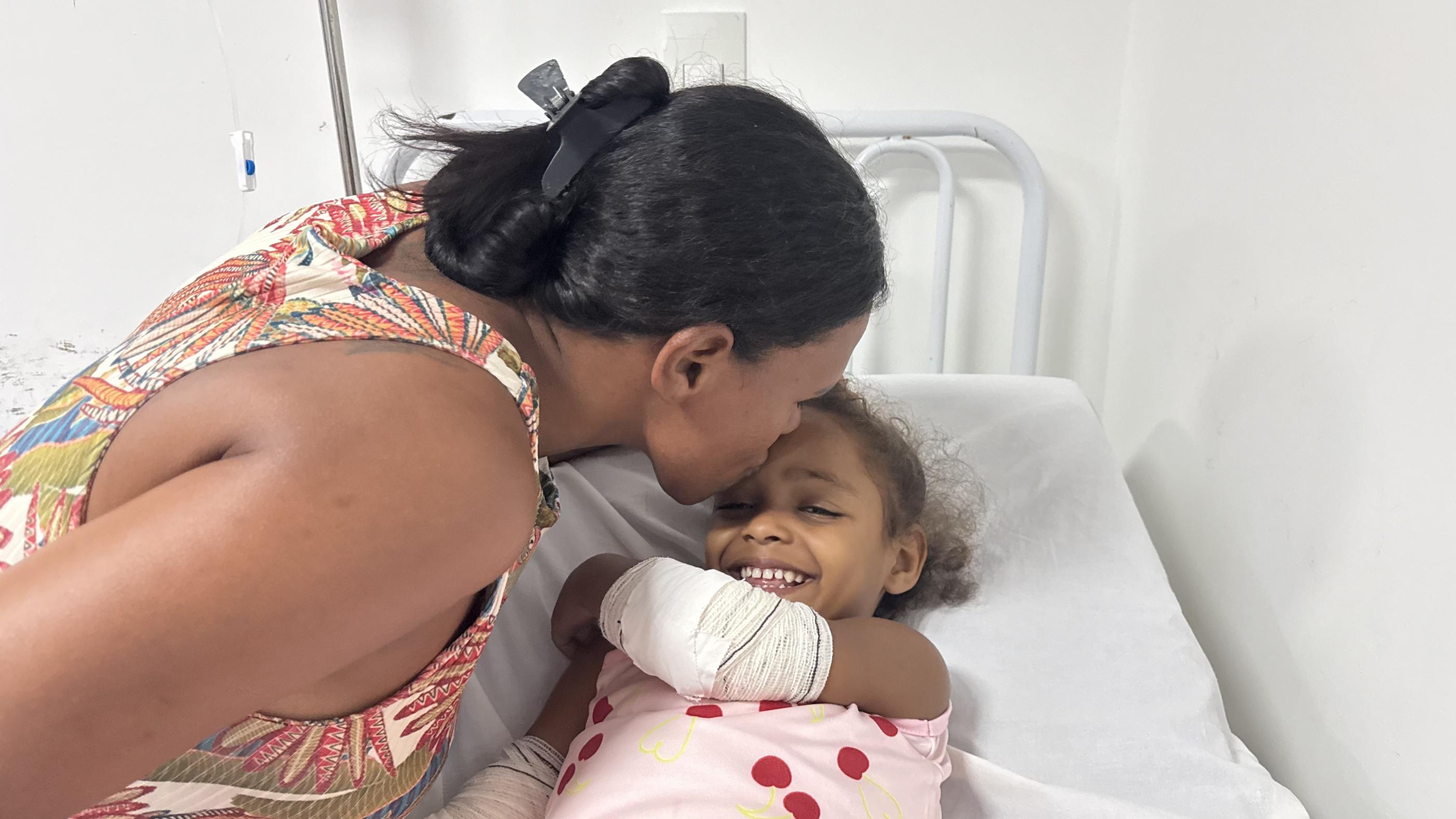 Menina de 4 anos se recupera no HGE após se queimar com café