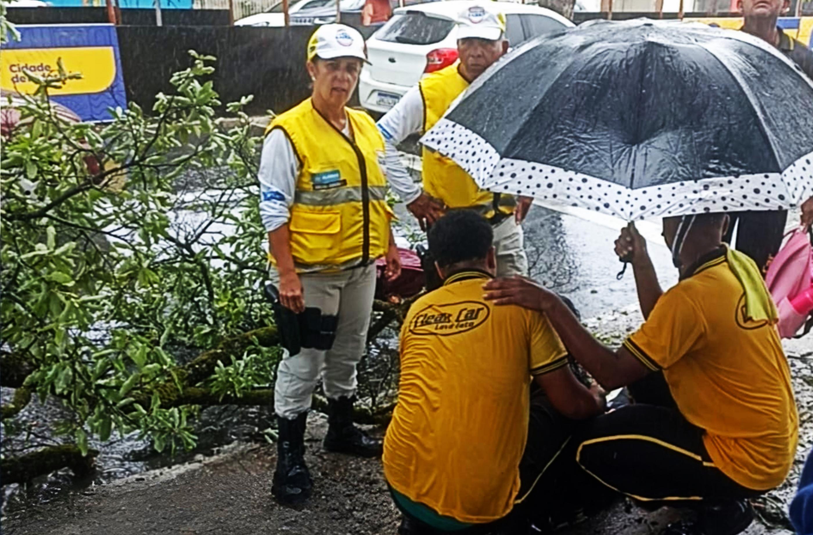 Ronda no Bairro socorre jovem atingida por galho de árvore em Maceió